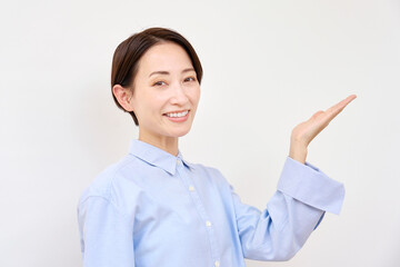 手のひらで右を指す女性　白背景