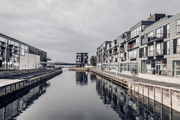 Naklejka premium Moderne Häuser am Wasser