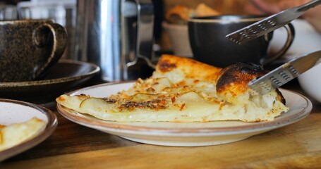 Delicious cheese flatbread in restaurant. delicious slice of bread is served, emphasizing cozy atmosphere of restaurant and delicious cuisine. concept of cheese pizza in restaurant