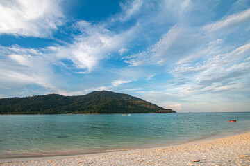 The evening sky before the sun sets, the weather is very nice.