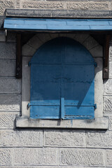 ブロック倉庫の青い鉄の扉
