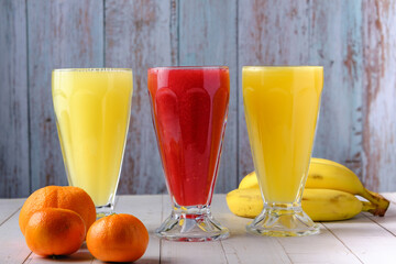 jugos naturales diferentes sabores y colores.