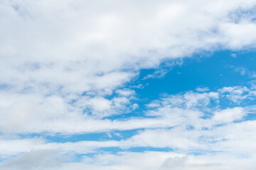 Obraz premium 青空と白い雲の広がる風景