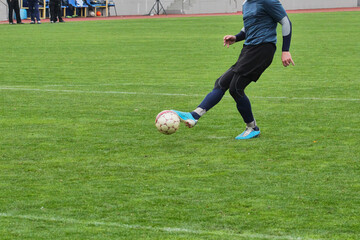 An attacking soccer player takes a free kick. The footballer takes a penalty shot, an eleven-meter kick in soccer.
