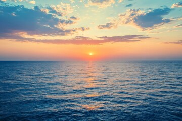 Obraz premium The peaceful dawn breaking over the ocean, framed by a picturesque sky.