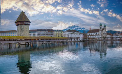 Iconic view of the Reuss river in Luzern with the Kappelbrücke (Chapel Bridge), Mount Pilatus and...