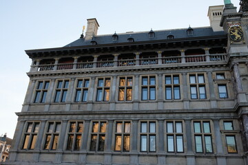 FU 2023-05-29 Antwerpen 189 Das alte Gebäude hat viele Fenster