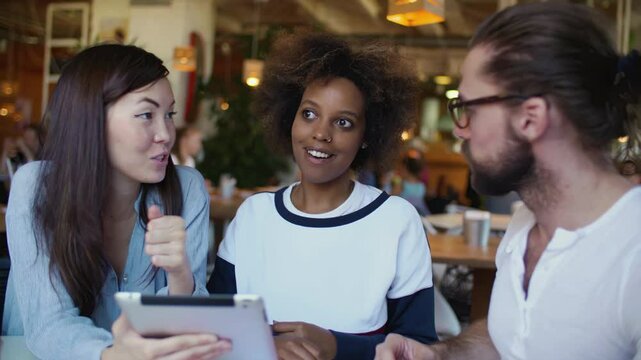 Collaborative Discussion in a Modern Caf Setting