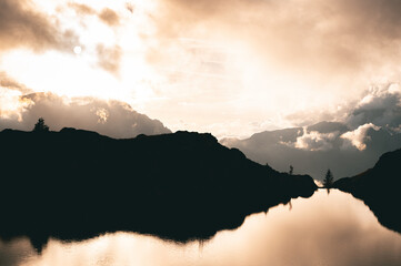 Lac de montagne au coucher de soleil, Alpes, France