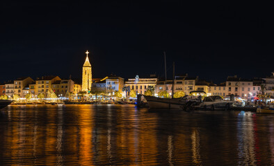 Fototapeta premium Illuminations de Noël des bateaux, les pointus, de Sanary-Sur-Mer dans le Var, en Provence, Sud de la France. 
