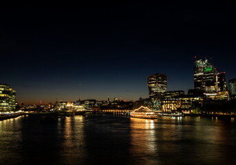 Fototapeta premium London cityscape on Tamigi in the night.