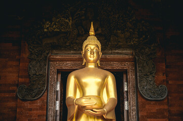 Obraz premium Statut de Bouddha dans un temple Bouddhiste en Asie