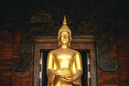 Statut de Bouddha dans un temple Bouddhiste en Asie