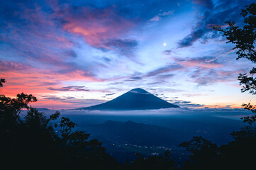 Mont Agung au coucher de soleil à Bali, Indonésie