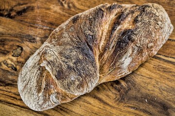 knuspriges wurzelbrot auf einem holztisch