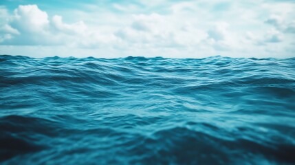 Fototapeta premium Spokojne turkusowe fale i spokojny horyzont jako miejsce na tekst