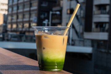 Matcha Espresso Latte, grüner Tee, Kaffeespezialität, Take away Becher