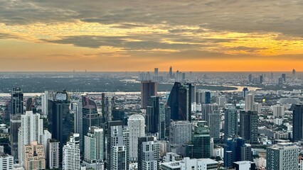 Fototapeta premium Bangkok thailand skyline with skyscraper building with The curve of Chao Phraya River