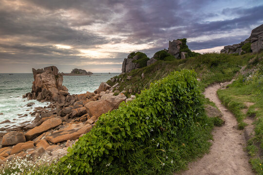 Felsen an der K&uuml;ste von Plage de Pors Scaff in der Bretagne bei Sonnenuntergang