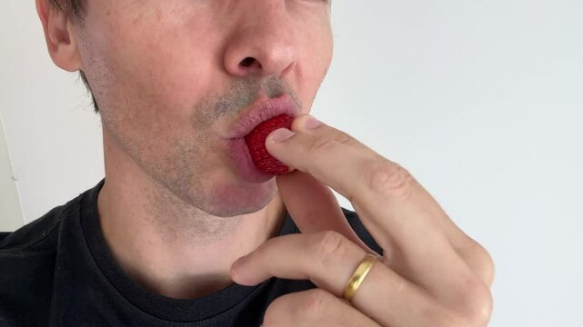 homem comendo morangos 