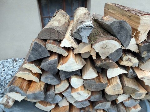 Schubkarre mit Brennholz