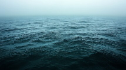 Obraz premium Misty Ocean Waves Rolling Under a Gray Sky