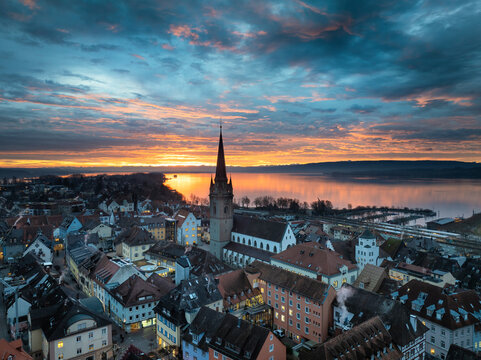 Luftbild von einem stimmungsvollen Sonnenaufgang &uuml;ber der Stadt Radolfzell am Bodensee mit dem neugotischen M&uuml;nster in der historischen Altstadt