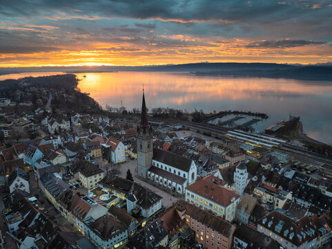 Luftbild von einem stimmungsvollen Sonnenaufgang &uuml;ber der Stadt Radolfzell am Bodensee mit dem neugotischen M&uuml;nster in der historischen Altstadt