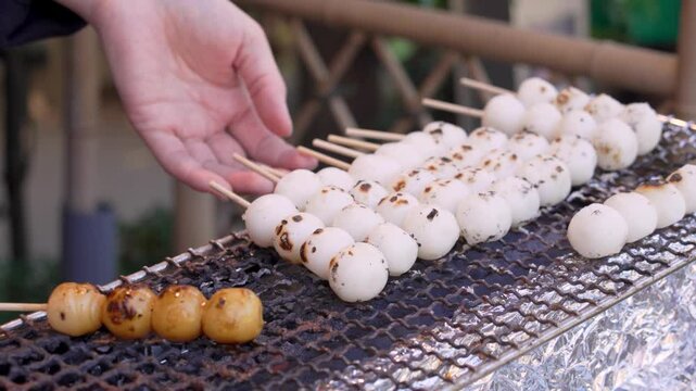 店頭で焼かれている串団子