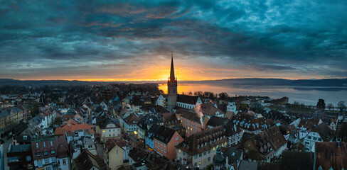 Luftbild von einem stimmungsvollen Sonnenaufgang über der Stadt Radolfzell am Bodensee mit dem neugotischen Münster in der historischen Altstadt