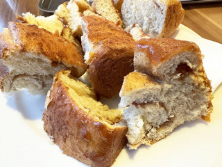 Close-up of sliced cinnamon bread on white plate, zuckerreinkerl