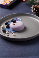 mus jagodowy na szarym talerzu © Fotosylwester