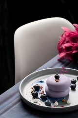 Mus jagodowy z świeżymi jagodami ,idealny desę na walentynki © Fotosylwester