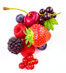 Beerenmischung rote Fruechte, isoliert, Obst, Erdbeere, brombeere, gemischte Früchte, 