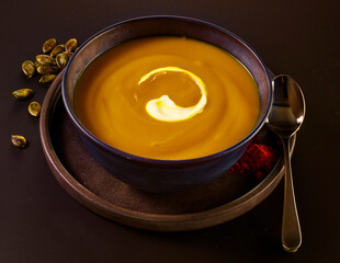 Kuerbiscremesuppe in schwarzer Steingutsuppenschale, Creme fraiche, Kürbissuppe, Suppe, Topshoot, 