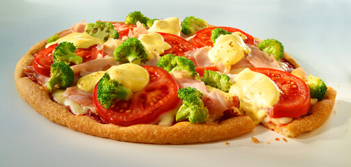Pizza mit Tomate Brokkoli und Schinken, Italien, Pizza, Pizzaslice, 