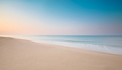 Obraz premium Serene beach at sunset with gentle waves.