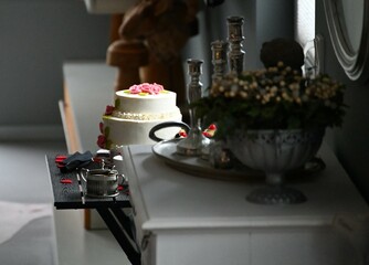 Schlichte Hochzeitstorte in warmen Ambiente