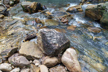 Obraz premium serene river scene featuring smooth rocks and flowing water, creating peaceful atmosphere