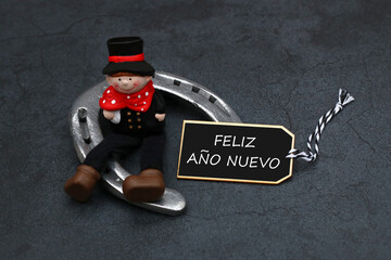 Tarjeta de felicitación de Año Nuevo: deshollinador y herradura con texto Feliz Año Nuevo.