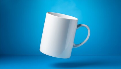 Caneca de porcelana para mockup flutuando e atrás um fundo azul