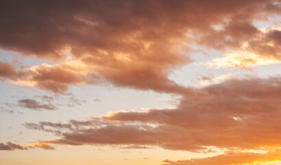 Obraz premium Sunset sky background. Beautiful bright sunset sky with clouds.
