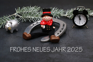 Neujahrsgrußkarte: Schornsteinfeger mit Hufeisen und dem Text Frohes neues Jahr 2025.