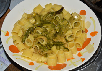 Pasta, mezze maniche, con zucchine
