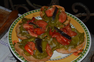 Friselle, bruschette con peperoni, melanzane e cipolla grigliate