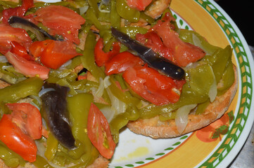 Friselle, bruschette con peperoni, melanzane e cipolla grigliate
