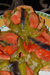 Friselle, bruschette con peperoni, melanzane e cipolla grigliate