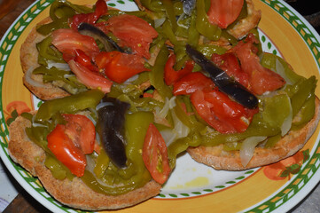 Friselle, bruschette con peperoni, melanzane e cipolla grigliate