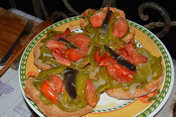 Friselle, bruschette con peperoni, melanzane e cipolla grigliate