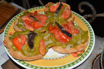 Friselle, bruschette con peperoni, melanzane e cipolla grigliate